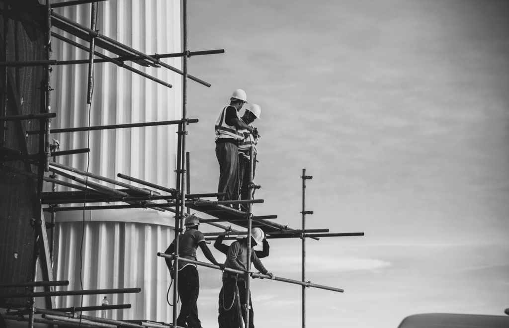 نصب بست داربستی توسط کارگران